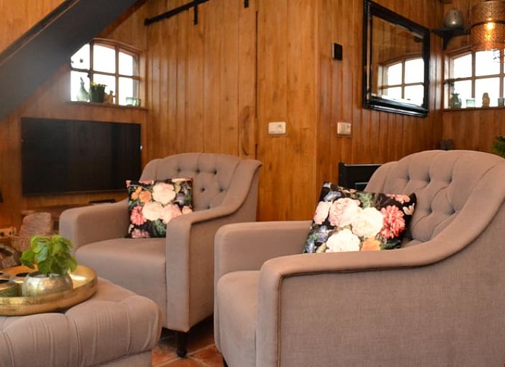 Geniet van de rust in de houten hottub bij Vakantiehuisje in Ruurlo, gelegen in de groene Achterhoek, Gelderland.