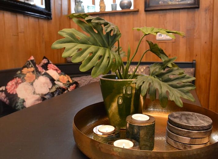 Geniet van de rust in de houten hottub bij Vakantiehuisje in Ruurlo, gelegen in de groene Achterhoek, Gelderland.