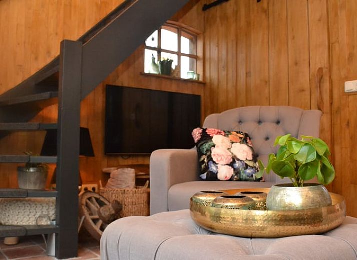 Gezellige zithoek met uitzicht op groene tuin in Vakantiehuisje in Ruurlo, Achterhoek, Gelderland. Ontspannen in landelijke omgeving.