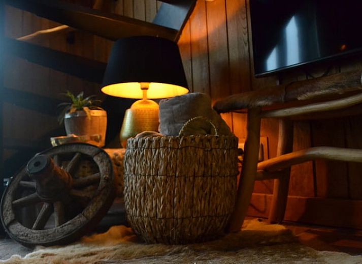 Gezellige zithoek met uitzicht op groene tuin in Vakantiehuisje in Ruurlo, Achterhoek, Gelderland. Ontspannen in landelijke omgeving.