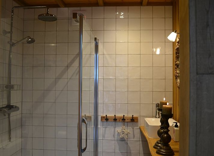 Gezellige zithoek met uitzicht op groene tuin in Vakantiehuisje in Ruurlo, Achterhoek, Gelderland. Ontspannen in landelijke omgeving.