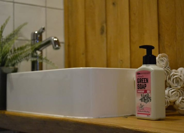 Gezellige zithoek met uitzicht op groene tuin in Vakantiehuisje in Ruurlo, Achterhoek, Gelderland. Ontspannen in landelijke omgeving.