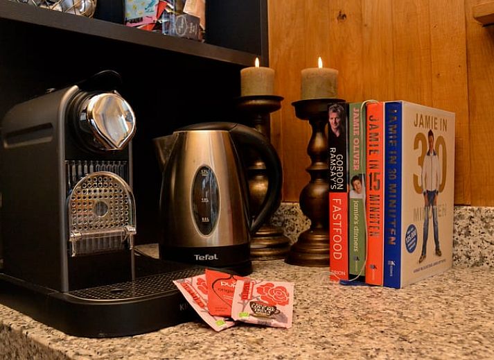 Gezellige binnenruimte van Vakantiehuisje in Ruurlo, Achterhoek, Gelderland met knusse zithoek en moderne keuken.