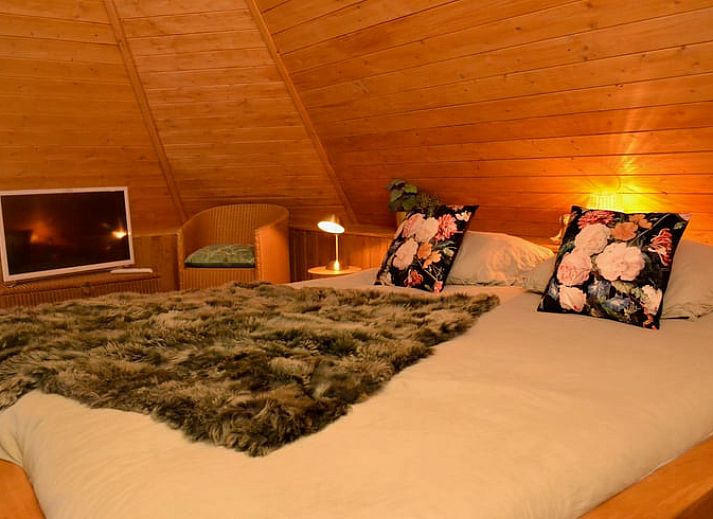 Gezellige binnenruimte van Vakantiehuisje in Ruurlo, Achterhoek, Gelderland met knusse zithoek en moderne keuken.