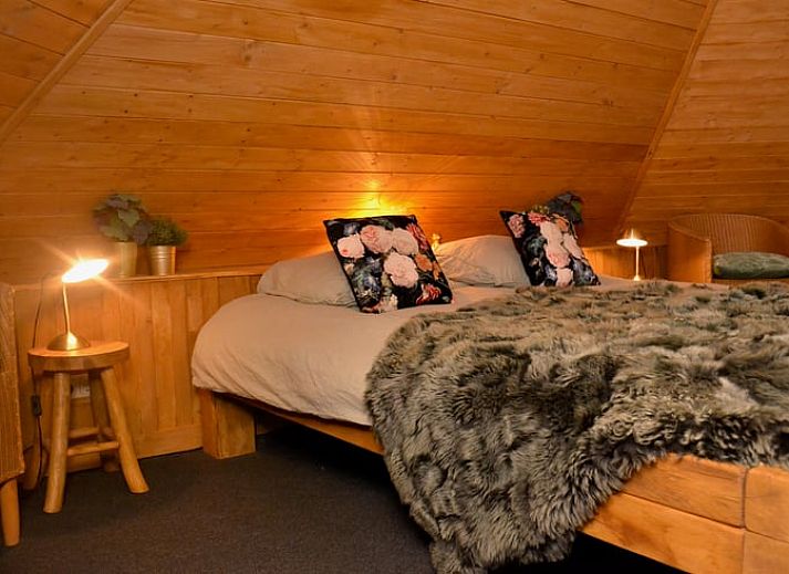 Gezellige binnenruimte van Vakantiehuisje in Ruurlo, Achterhoek, Gelderland met knusse zithoek en moderne keuken.