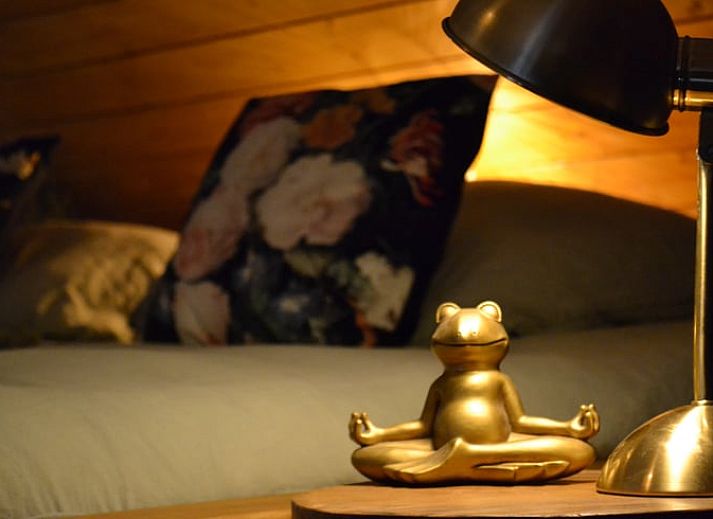 Gezellige binnenruimte van Vakantiehuisje in Ruurlo, Achterhoek, Gelderland met knusse zithoek en moderne keuken.