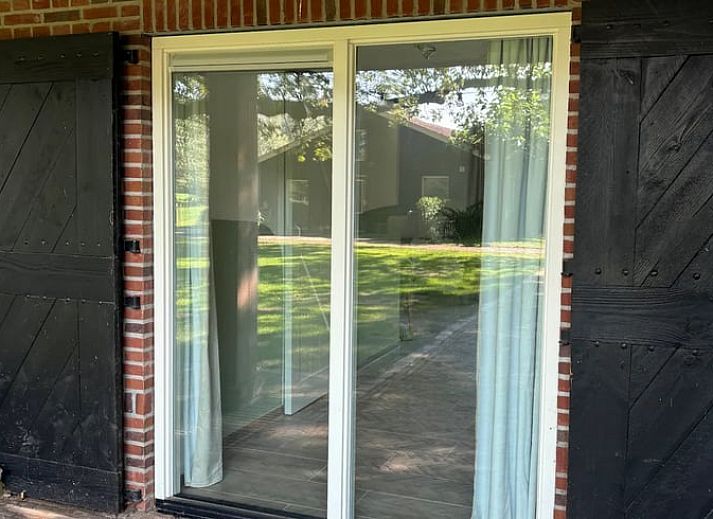 Gemuetliches Wohnzimmer im Ferienhaus in Ruurlo mit Blick auf den Garten in der Achterhoek.