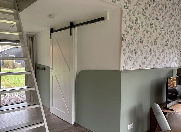 Gemuetliches Wohnzimmer im Ferienhaus in Ruurlo mit Blick auf den Garten in der Achterhoek.