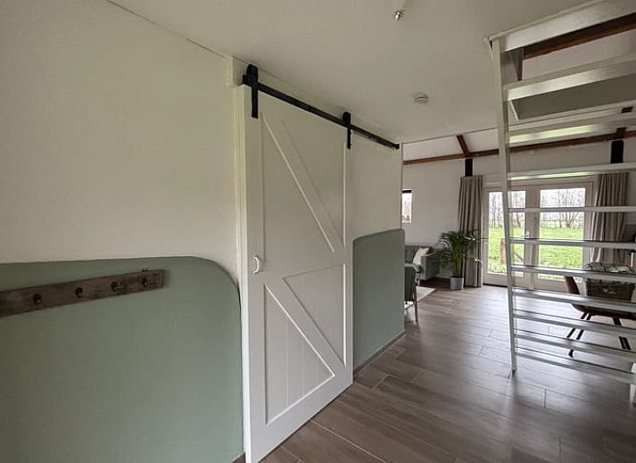 Gemuetliches Wohnzimmer im Ferienhaus in Ruurlo mit Blick auf den Garten in der Achterhoek.