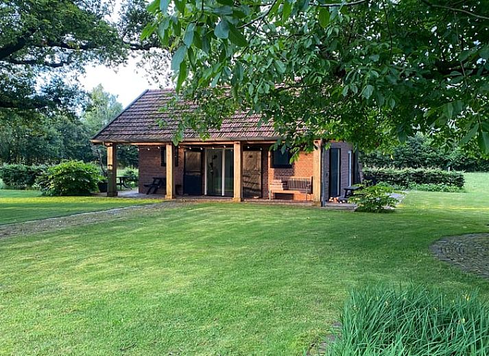 Esstisch und Kueche im Ferienhaus Cottage in Ruurlo, gelegen in Gelderland.