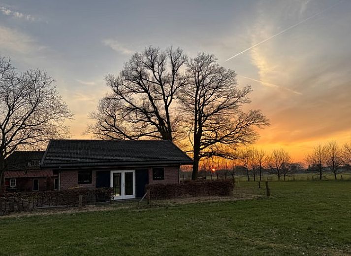 Esstisch und Kueche im Ferienhaus Cottage in Ruurlo, gelegen in Gelderland.