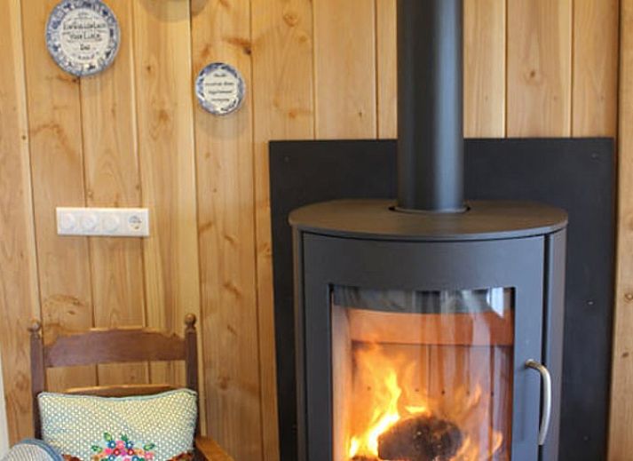 Sfeervolle slaapkamer in Vakantiehuis in Westendorp, Achterhoek, met houten plafond en kunst aan de muur.