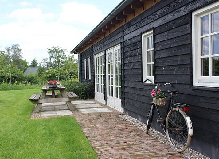 Lichte kamer in Vakantiehuis in Westendorp, Achterhoek, met houten kast en uitzicht naar buiten.