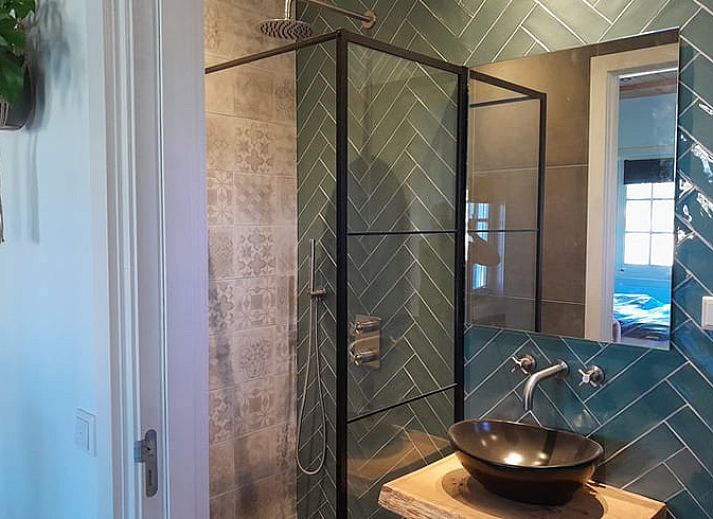 Cozy bedroom in Huisje in Westendorp, bed and breakfast in the Achterhoek, with wooden ceiling and soothing green walls.