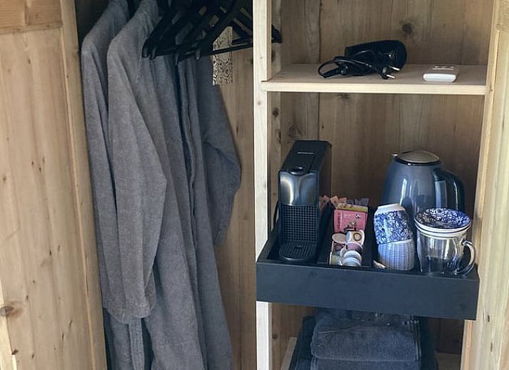 Cozy bedroom in Huisje in Westendorp, bed and breakfast in the Achterhoek, with wooden ceiling and soothing green walls.