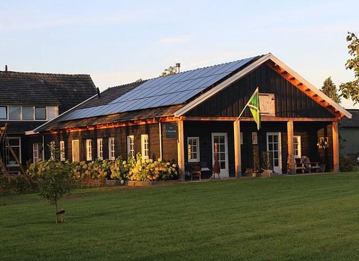 Bright room at Huisje in Westendorp, bed and breakfast in Gelderland, with wooden wardrobe and garden views.