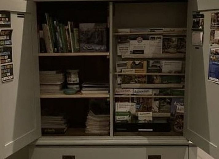Cozy sitting area in Huisje in Westendorp, bed and breakfast in the Achterhoek, with wooden chairs and views of greenery.