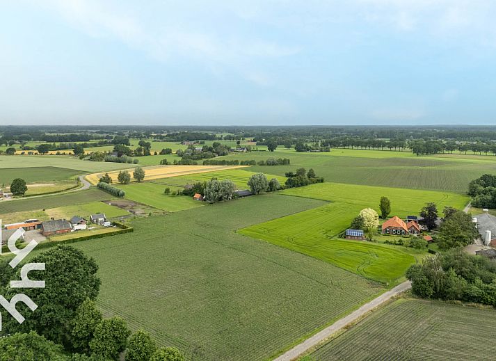 Gezellige woonkamer van vakantiehuis DG646 in Westendorp, met comfortabele leren banken.