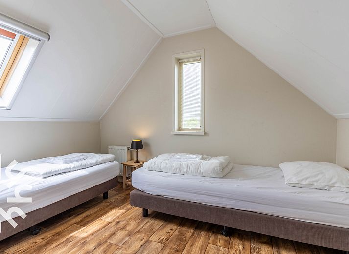 Gezellige woonkamer van vakantiehuis DG646 in Westendorp, met comfortabele leren banken.