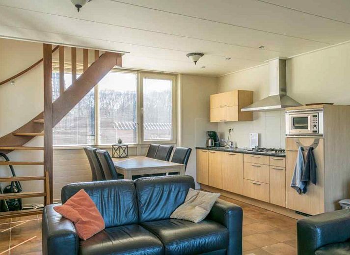 Access path to DG645 vacation home in Westendorp, Achterhoek surrounded by greenery.