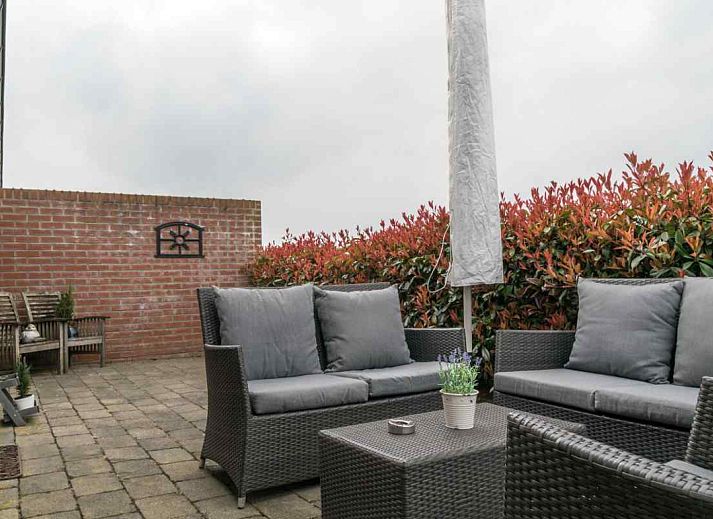 Modern bathroom of vacation home DG645 in Westendorp with double sink.