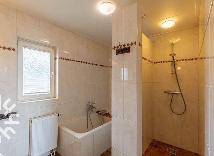 Luxe badkamer met bad in DG645, een vakantiehuis in Westendorp, Gelderland.
