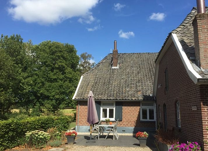 Sonnige Terrasse des Ferienhauses in Sinderen, perfekt fuer das Leben im Freien in Achterhoek, Gelderland.