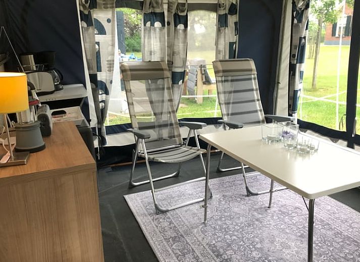 Entspannen Sie sich auf der Terrasse des Cottage in Sinderen, einer Ferienunterkunft in Achterhoek, Gelderland.