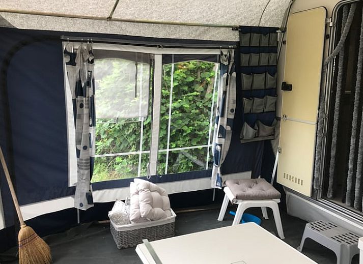 Entspannen Sie sich auf der Terrasse des Cottage in Sinderen, einer Ferienunterkunft in Achterhoek, Gelderland.