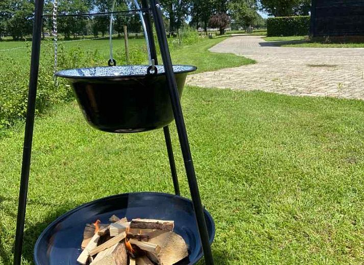 Gezellig terras met eettafel bij DG470 vakantiehuis in de Achterhoek
