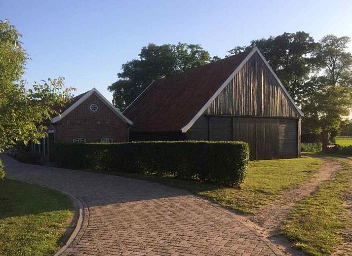 Gezellig terras met eettafel bij DG470 vakantiehuis in de Achterhoek