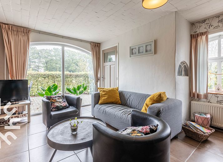 DG471 vakantiehuis in Aalten, Achterhoek. Traditioneel huis met groene luiken omgeven door groen.