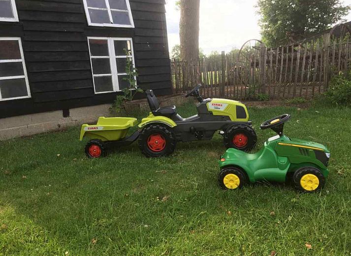 Kind geniet van een ritje op een skelter bij DG471, vakantiehuis in Aalten, Gelderland.