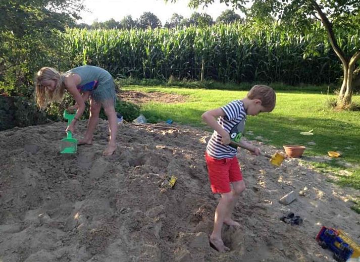Kind geniet van een ritje op een skelter bij DG471, vakantiehuis in Aalten, Gelderland.