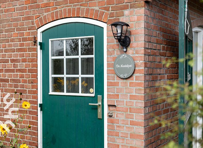 Kinderen spelen in een houten wagen bij DG471, vakantiehuis in de Achterhoek, omgeven door natuur.