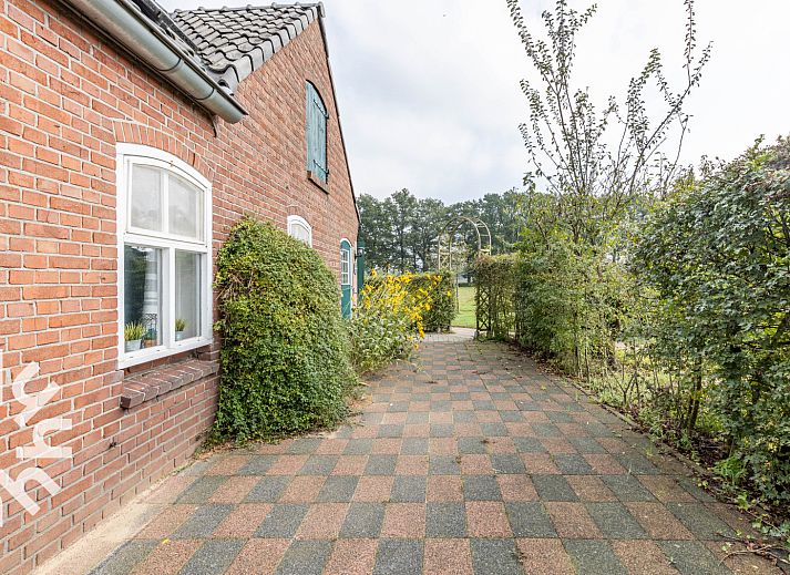 Picknicktafel met kleurrijke decoraties bij zonsondergang bij DG471, vakantiehuis in Aalten, Gelderland.