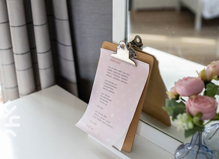 Picknicktafel met kleurrijke decoraties bij zonsondergang bij DG471, vakantiehuis in Aalten, Gelderland.