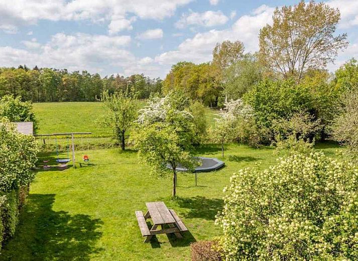 Esszimmer im Ferienhaus DG694, Aalten mit langem Tisch und modernem Mobiliar.