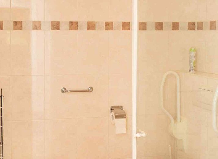 Esszimmer im Ferienhaus DG694, Aalten mit langem Tisch und modernem Mobiliar.