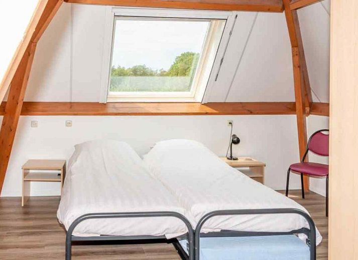 Esszimmer im Ferienhaus DG694, Aalten mit langem Tisch und modernem Mobiliar.