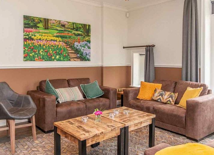 Esszimmer im Ferienhaus DG694, Aalten mit langem Tisch und modernem Mobiliar.