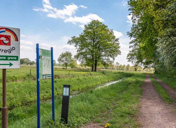 Esszimmer im Ferienhaus DG694, Aalten mit langem Tisch und modernem Mobiliar.