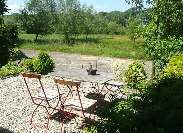 Vakantiehuis in Aalten, gelegen in de groene natuur van de Achterhoek, Gelderland, omgeven door bloeiende bomen en rustieke landschappen.