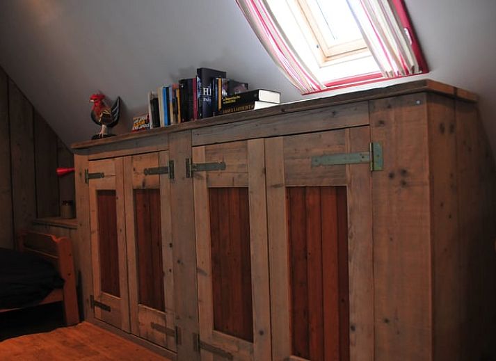 Gezellige binnenruimte van Vakantiehuis in Aalten, Achterhoek, met een rustieke keuken en eetgedeelte, perfect voor een ontspannen verblijf.