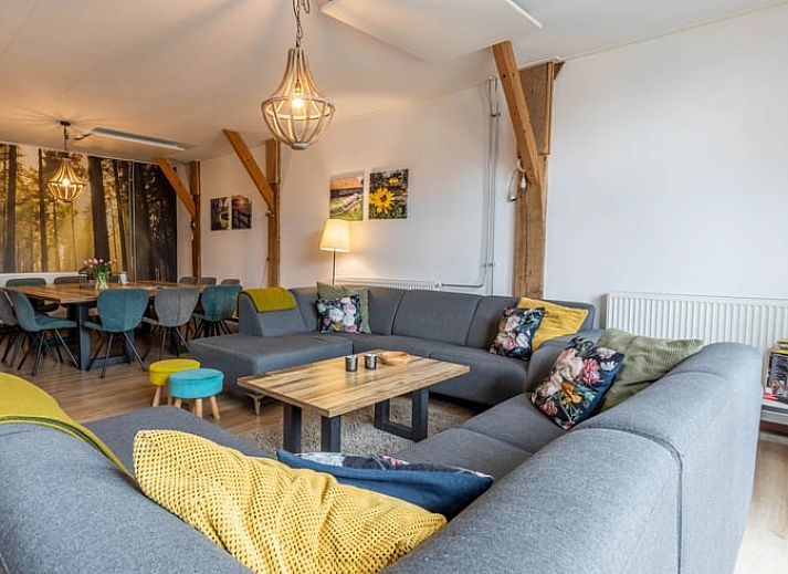 Gezellige woonkamer in Huisje in Aalten, vakantiehuis in de Achterhoek, met comfortabele banken en landelijke uitstraling.