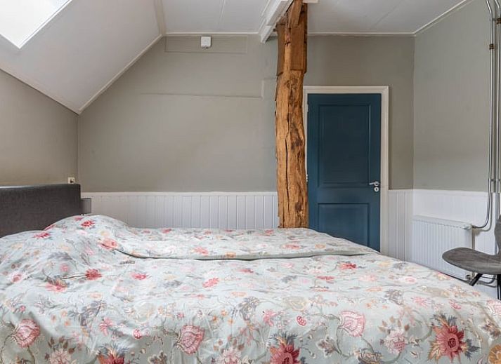 Gezellige woonkamer in Huisje in Aalten, vakantiehuis in de Achterhoek, met comfortabele banken en landelijke uitstraling.