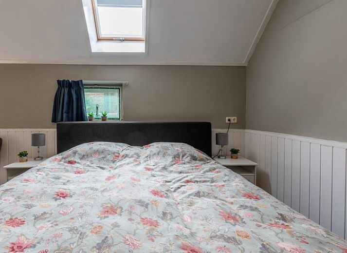 Gezellige woonkamer in Huisje in Aalten, vakantiehuis in de Achterhoek, met comfortabele banken en landelijke uitstraling.