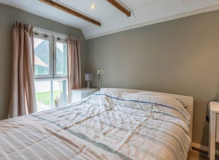 Moderne keuken en eetruimte in Huisje in Aalten, vakantiehuis in de Achterhoek, ideaal voor gezellige maaltijden.