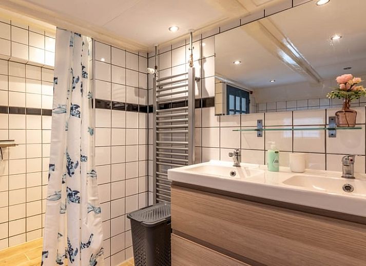 Moderne keuken en eetruimte in Huisje in Aalten, vakantiehuis in de Achterhoek, ideaal voor gezellige maaltijden.