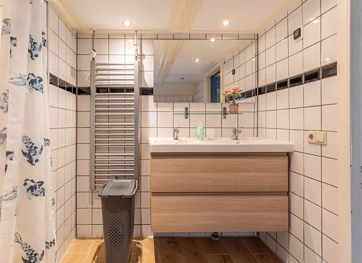 Moderne keuken en eetruimte in Huisje in Aalten, vakantiehuis in de Achterhoek, ideaal voor gezellige maaltijden.